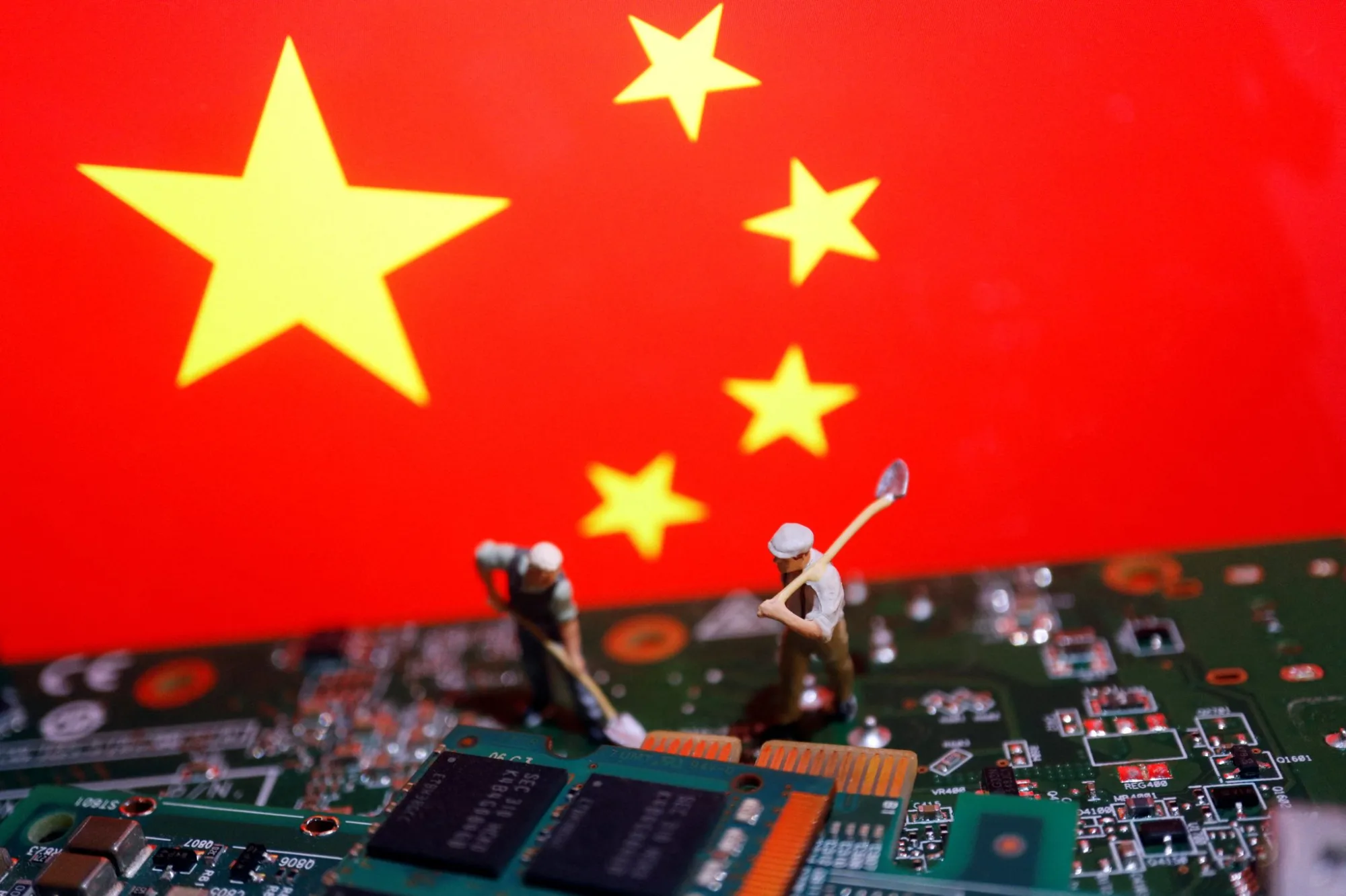 SMIC, el gigante chino de los chips, habría suministrado tecnología y capacitación técnica a Irán, según fuentes de EE. UU. reportadas por Reuters. La noticia desploma las acciones de la compañía un 6% ante posibles nuevas sanciones. Créditos: News Day Mundo.