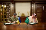 El acuerdo entre el Ministerio de Defensa de Ucrania y el Ministerio de Defensa del Reino de Arabia Saudí en materia de cooperación en defensa se firmó antes de la reunión con el príncipe heredero de Arabia Saudí, Mohammed bin Salman Al Saud. Sienta y el presidente ucraniano, sentando las bases para futuros contratos, cooperación tecnológica e inversiones. Créditos: Cuenta X de Volodymyr Zelenskyy.