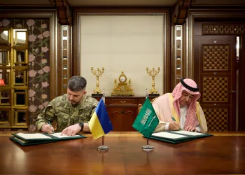 El acuerdo entre el Ministerio de Defensa de Ucrania y el Ministerio de Defensa del Reino de Arabia Saudí en materia de cooperación en defensa se firmó antes de la reunión con el príncipe heredero de Arabia Saudí, Mohammed bin Salman Al Saud. Sienta y el presidente ucraniano, sentando las bases para futuros contratos, cooperación tecnológica e inversiones. Créditos: Cuenta X de Volodymyr Zelenskyy.