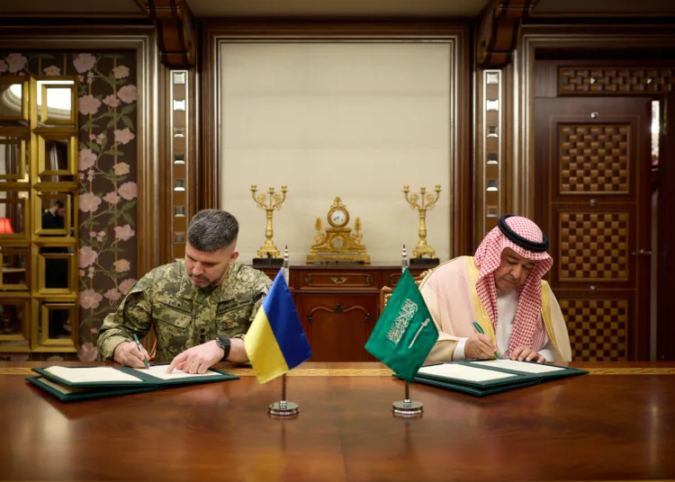 El acuerdo entre el Ministerio de Defensa de Ucrania y el Ministerio de Defensa del Reino de Arabia Saudí en materia de cooperación en defensa se firmó antes de la reunión con el príncipe heredero de Arabia Saudí, Mohammed bin Salman Al Saud. Sienta y el presidente ucraniano, sentando las bases para futuros contratos, cooperación tecnológica e inversiones. Créditos: Cuenta X de Volodymyr Zelenskyy.