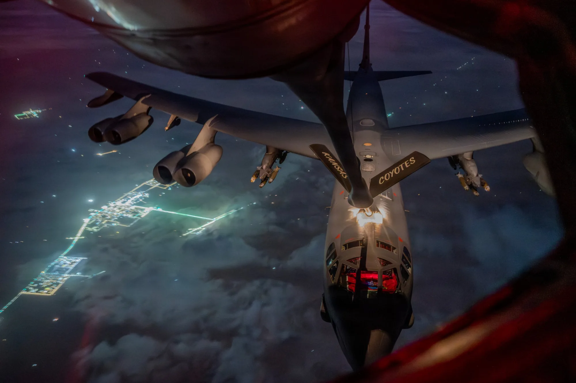 Un bombardero B-52 Stratofortress de la Fuerza Aérea de los Estados Unidos es reabastecido de combustible durante un vuelo de combate en apoyo de la Operación Epic Fury, el 26 de marzo. Créditos: U.S. Central Command.