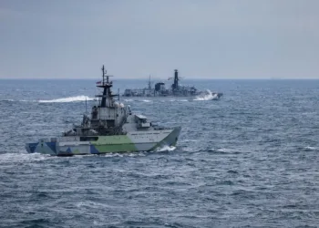 HMS Tyne en primer plano con la fragata HMS Iron Duke siguiendo a los buques rusos en el Canal en febrero. Crédito: Real Armada Británica