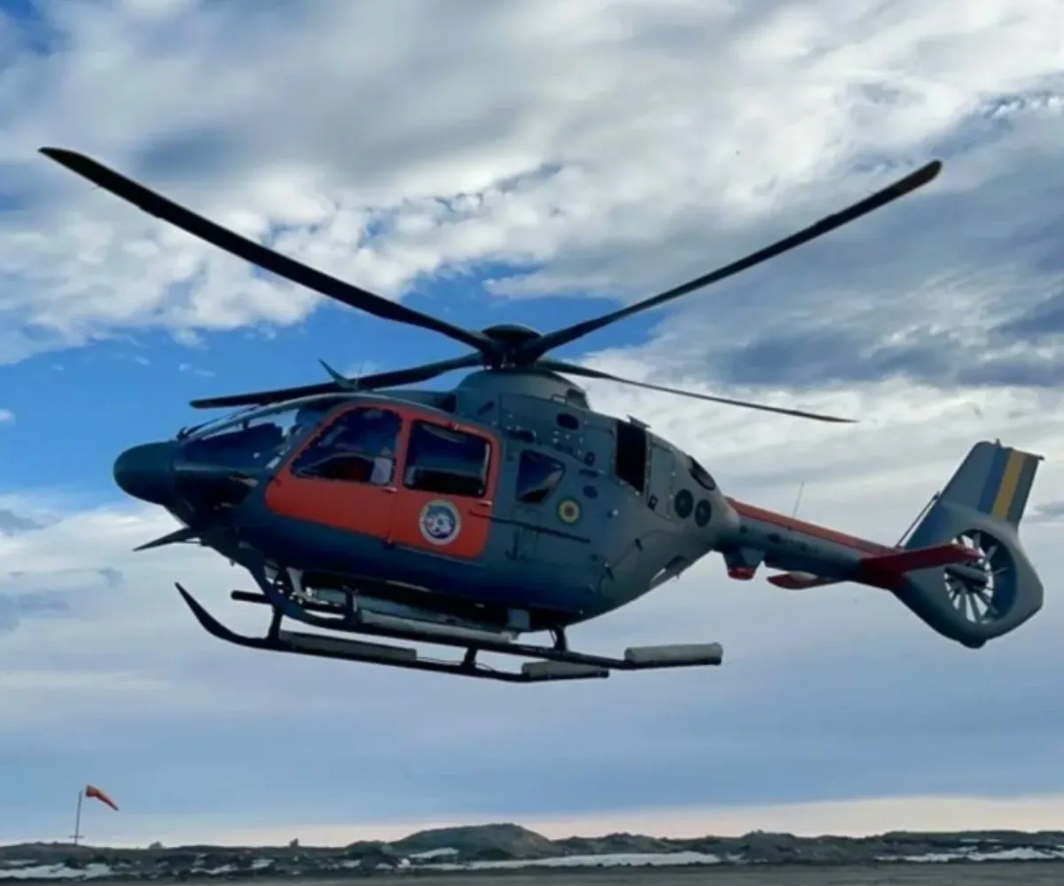 Un helicóptero Airbus H135 (UH-17) de la Marinha do Brasil de la Estación Antártica Comandante Ferraz operando en la Antártida