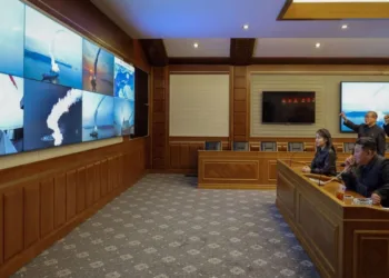 Kim Jong Un y su hija supervisan el lanzamiento de misiles de crucero