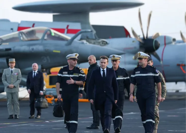Emmanuel Macron en el Charles de Gaulle
