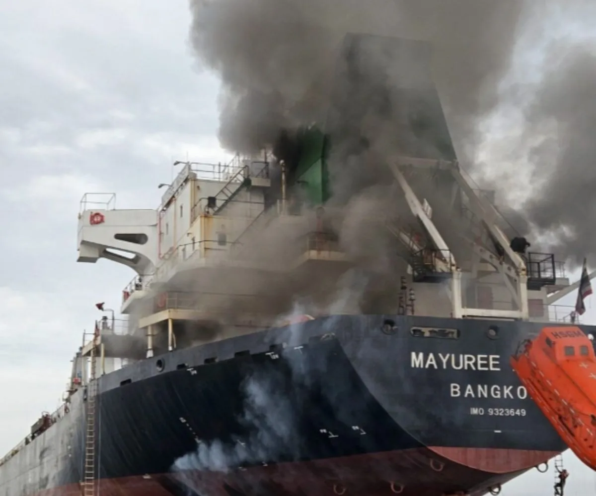El buque cisterna tailandés Mayuree incendiado en el estrecho de Ormuz