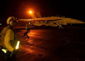 Un EA-18G Growler, asignado al Escuadrón de Ataque Electrónico (VAQ) 133, se prepara para despegar desde la cubierta de vuelo del portaaviones clase Nimitz USS Abraham Lincoln (CVN 72) durante la Operación Epic Fury, el 15 de marzo de 2026. (Foto de la Marina de los EE. UU.)