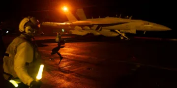 Un EA-18G Growler, asignado al Escuadrón de Ataque Electrónico (VAQ) 133, se prepara para despegar desde la cubierta de vuelo del portaaviones clase Nimitz USS Abraham Lincoln (CVN 72) durante la Operación Epic Fury, el 15 de marzo de 2026. (Foto de la Marina de los EE. UU.)