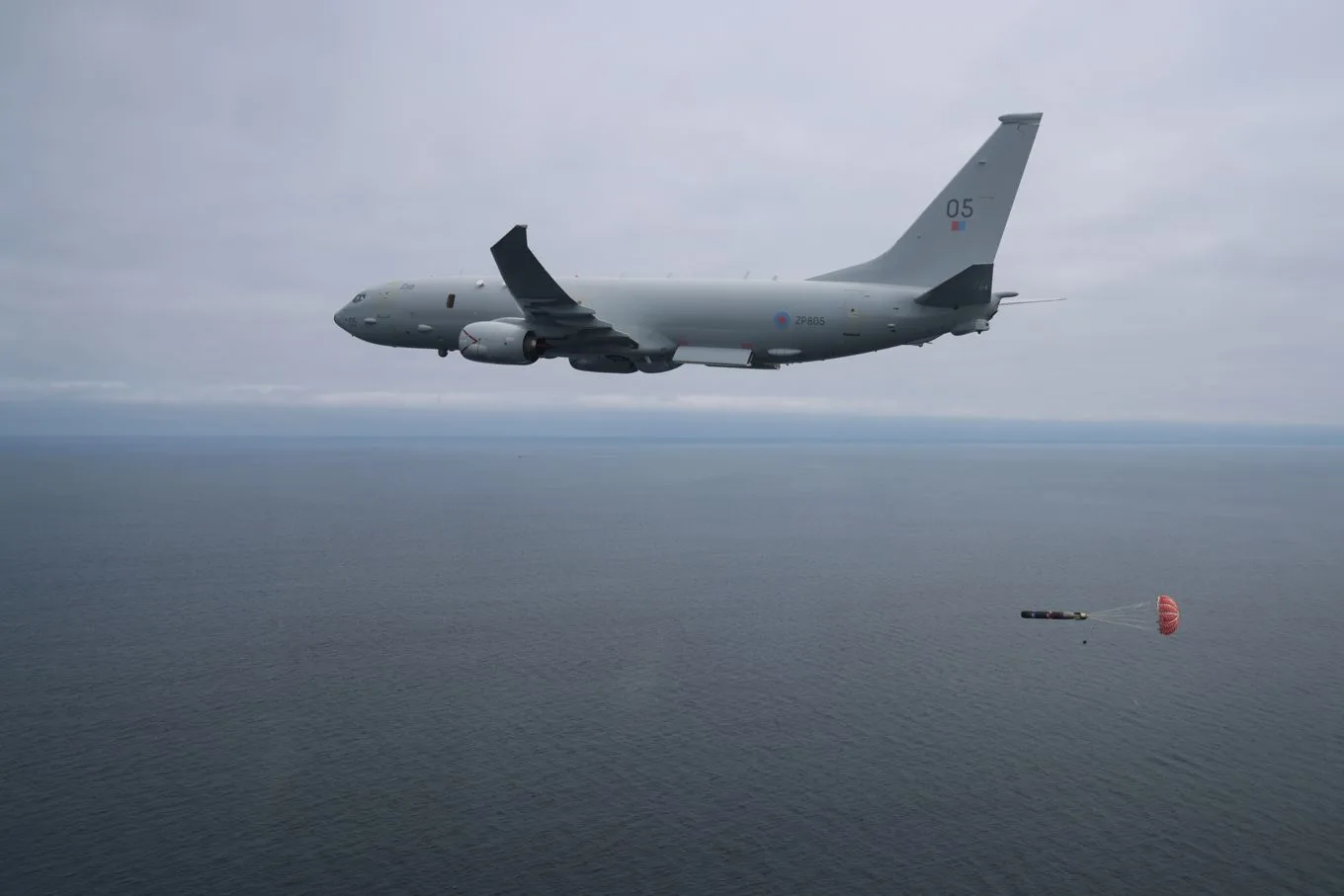 El avión Poseidón (P-8A) de la Real Fuerza Aérea lanza un torpedo REXTORP durante un ejercicio de entrenamiento sobre el Mar del Norte. Scotland. Crédito: Cpl Adam Fletcher