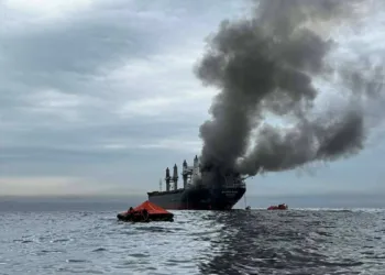 buque atacado en el estrecho de Ormuz
