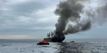buque atacado en el estrecho de Ormuz