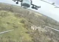 Un helicóptero de ataque ruso Ka-52 momentos antes del ataque con un dron FPV ucraniano, 20 de marzo de 2026. Créditos: ukrbavovna/Telegram