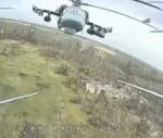 Un helicóptero de ataque ruso Ka-52 momentos antes del ataque con un dron FPV ucraniano, 20 de marzo de 2026. Créditos: ukrbavovna/Telegram