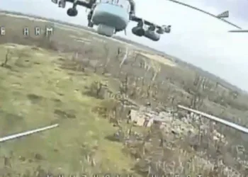 Un helicóptero de ataque ruso Ka-52 momentos antes del ataque con un dron FPV ucraniano, 20 de marzo de 2026. Créditos: ukrbavovna/Telegram