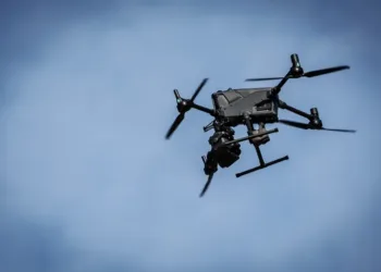 Drone de combate sobrevuela una zona de guerra / Créditos: AFP.