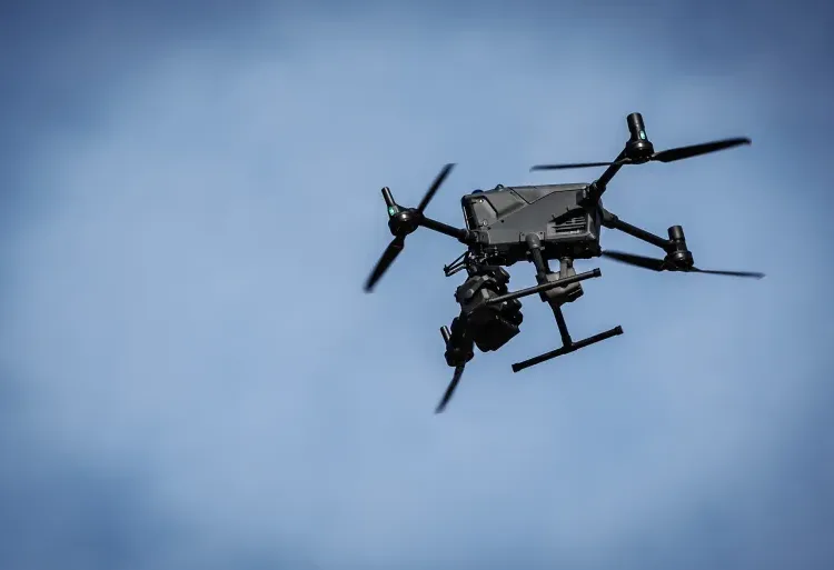 Drone de combate sobrevuela una zona de guerra / Créditos: AFP.