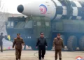 El líder norcoreano Kim Jong Un camina frente a un misil balístico intercontinental en marzo de 2022 [Archivo: Agencia Central de Noticias de Corea vía Reuters]