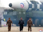 El líder norcoreano Kim Jong Un camina frente a un misil balístico intercontinental en marzo de 2022 [Archivo: Agencia Central de Noticias de Corea vía Reuters]