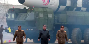 El líder norcoreano Kim Jong Un camina frente a un misil balístico intercontinental en marzo de 2022 [Archivo: Agencia Central de Noticias de Corea vía Reuters]