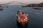 Una imagen tomada desde un dron muestra al buque Crimson Delight, con pabellón panameño, navegando hacia el puerto de Balboa, mientras la Comisión Marítima Federal de EE. UU. (FMC) anunciaba el jueves que está siguiendo de cerca el aumento de las retenciones de buques con pabellón panameño en China, una situación que parece estar relacionada con una sentencia de un tribunal panameño contra la empresa CK Hutchison, con sede en Hong Kong, en la ciudad de Panamá, Panamá, el 27 de marzo de 2026. Créditos: REUTERS/Enea Lebrun