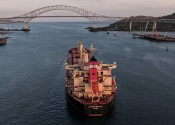 Una imagen tomada desde un dron muestra al buque Crimson Delight, con pabellón panameño, navegando hacia el puerto de Balboa, mientras la Comisión Marítima Federal de EE. UU. (FMC) anunciaba el jueves que está siguiendo de cerca el aumento de las retenciones de buques con pabellón panameño en China, una situación que parece estar relacionada con una sentencia de un tribunal panameño contra la empresa CK Hutchison, con sede en Hong Kong, en la ciudad de Panamá, Panamá, el 27 de marzo de 2026. Créditos: REUTERS/Enea Lebrun