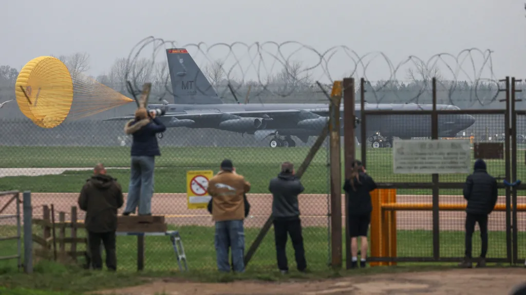 Pequeñas multitudes se reúnen en el aeródromo para ver aterrizar los aviones militares/ Créditos: Reuters.