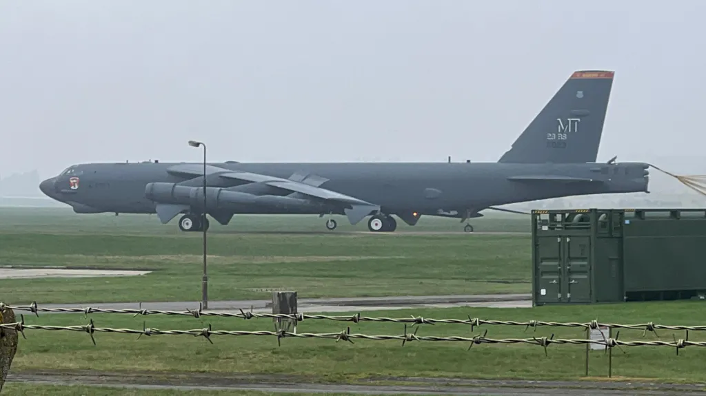 Los bombarderos B-52 fueron fotografiados al llegar a la base aérea RAF Fairford, en Gloucestershire, a primera hora de la mañana/ Créditos: BBC.