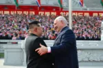 El presidente bielorruso, Alexander Lukashenko, y el líder norcoreano, Kim Jong Un, asisten a una ceremonia de bienvenida en la plaza Kim Il Sung de Pyongyang, Corea del Norte, el 25 de marzo de 2026. Presidencia de la República de Bielorrusia. Créditos: Reuters.