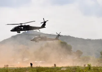 Un UH-60 Black Hawk del Ejército de los EE. UU., asignado a la Task Force Tigershark, 16ª Brigada de Aviación de Combate, 7ª División de Infantería, despega durante una misión como parte del Ejercicio Cobra Gold 2026 en la provincia de Rayong, Tailandia, el 26 de febrero de 2026. (Foto de la Guardia Nacional del Ejército de los EE. UU. por la Sargento Bianca Hayden)