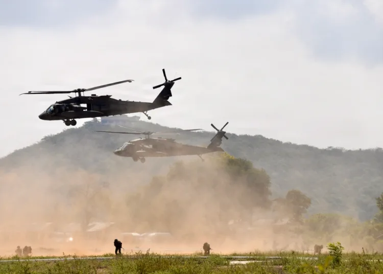Un UH-60 Black Hawk del Ejército de los EE. UU., asignado a la Task Force Tigershark, 16ª Brigada de Aviación de Combate, 7ª División de Infantería, despega durante una misión como parte del Ejercicio Cobra Gold 2026 en la provincia de Rayong, Tailandia, el 26 de febrero de 2026. (Foto de la Guardia Nacional del Ejército de los EE. UU. por la Sargento Bianca Hayden)