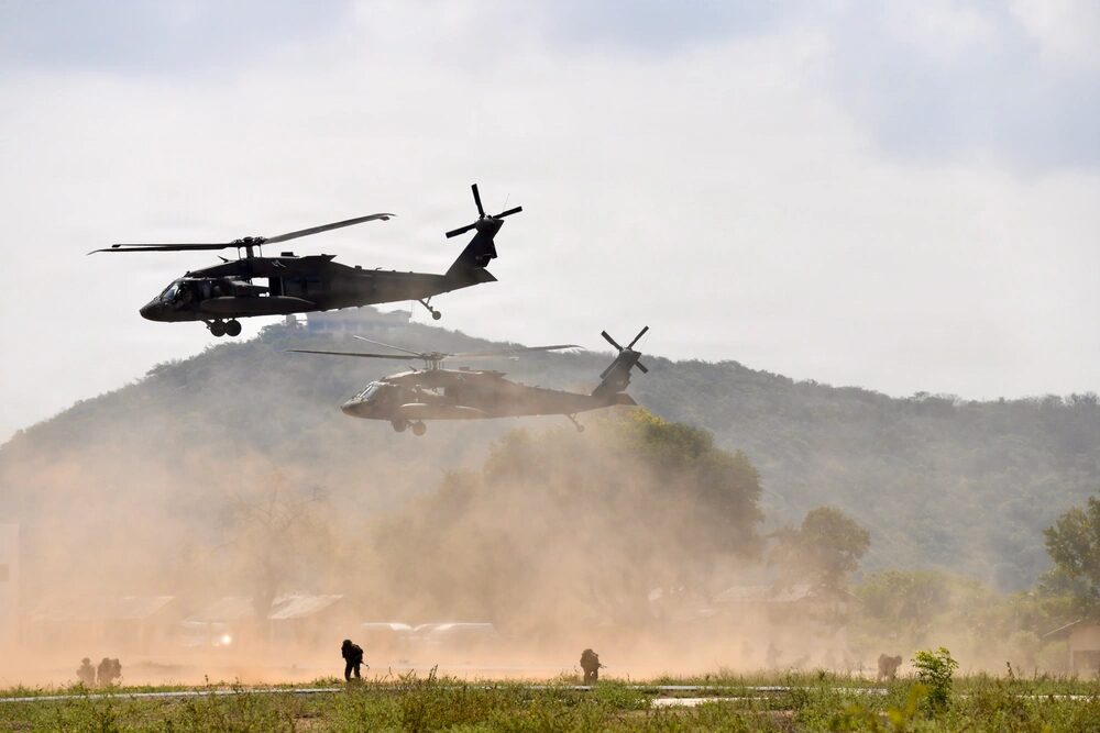 Un UH-60 Black Hawk del Ejército de los EE. UU., asignado a la Task Force Tigershark, 16ª Brigada de Aviación de Combate, 7ª División de Infantería, despega durante una misión como parte del Ejercicio Cobra Gold 2026 en la provincia de Rayong, Tailandia, el 26 de febrero de 2026. (Foto de la Guardia Nacional del Ejército de los EE. UU. por la Sargento Bianca Hayden)