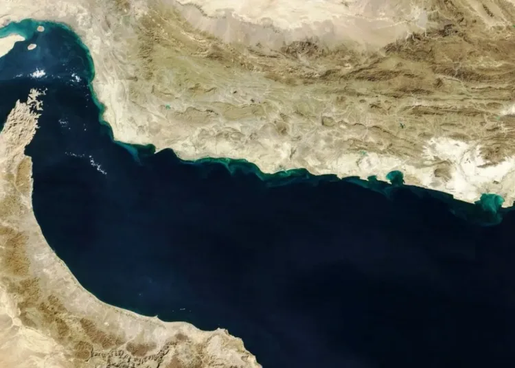 Imágen ilustrativa del Estrecho de Ormuz, blanco de los enfrentamientos entre Irán, Estados Unidos e Israel. Los países europeos, entre ellos Reino Unido, insisten en buscar soluciones al conflicto para no estancar más el comercio global energético.