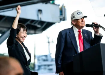 El presidente Donald Trump pronuncia un discurso ante las tropas navales de Yokosuka a bordo del USS George Washington. Créditos: The White House Gallery.