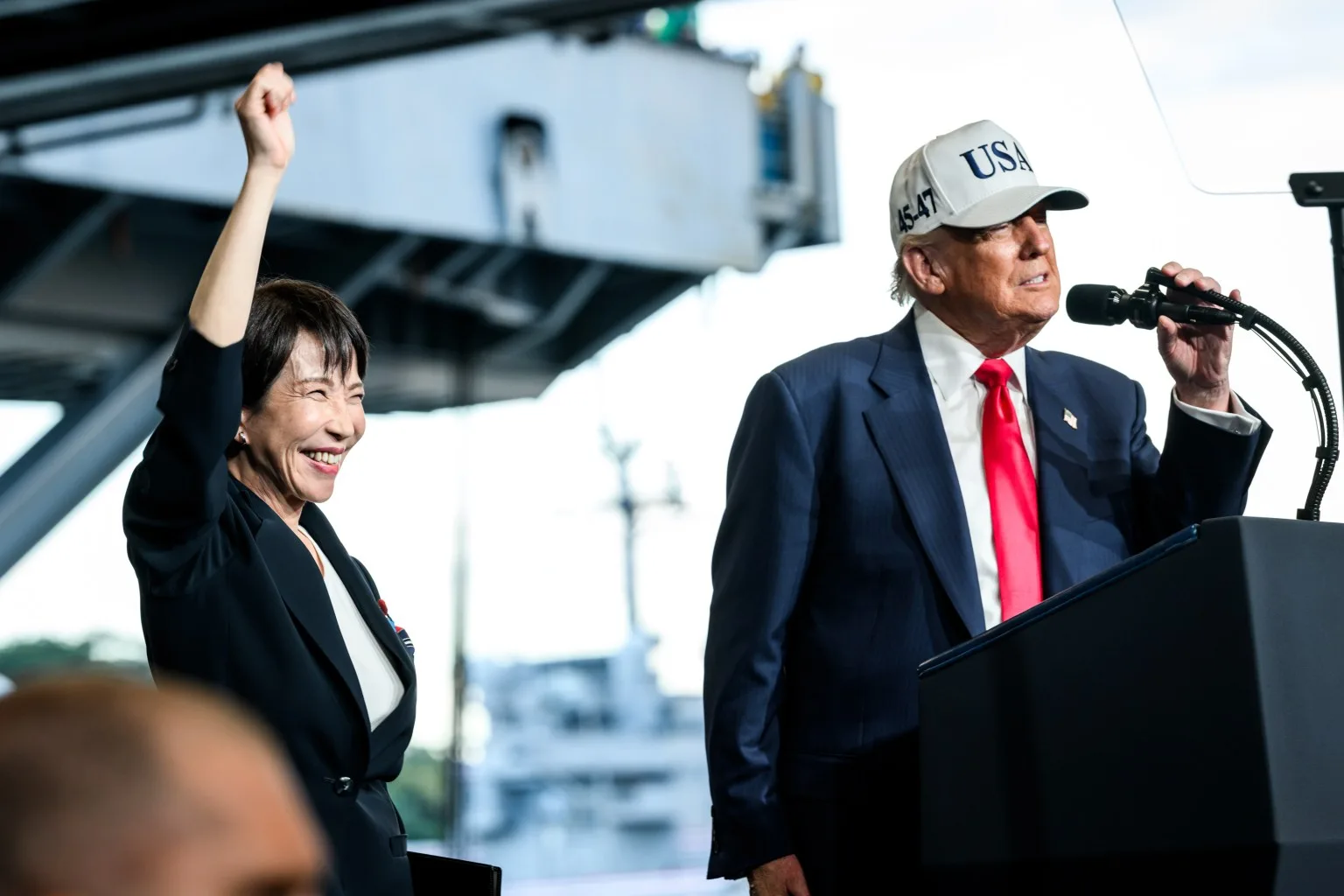 El presidente Donald Trump pronuncia un discurso ante las tropas navales de Yokosuka a bordo del USS George Washington. Créditos: The White House Gallery.