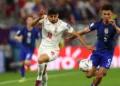 Mehdi Torabi y Antonee Robinson durante un partido entre Irán y Estados Unidos disputado en el pasado Mundial de Catar. Europa Press