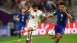 Mehdi Torabi y Antonee Robinson durante un partido entre Irán y Estados Unidos disputado en el pasado Mundial de Catar. Europa Press