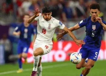 Mehdi Torabi y Antonee Robinson durante un partido entre Irán y Estados Unidos disputado en el pasado Mundial de Catar. Europa Press