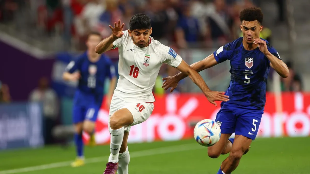 Mehdi Torabi y Antonee Robinson durante un partido entre Irán y Estados Unidos disputado en el pasado Mundial de Catar. Europa Press