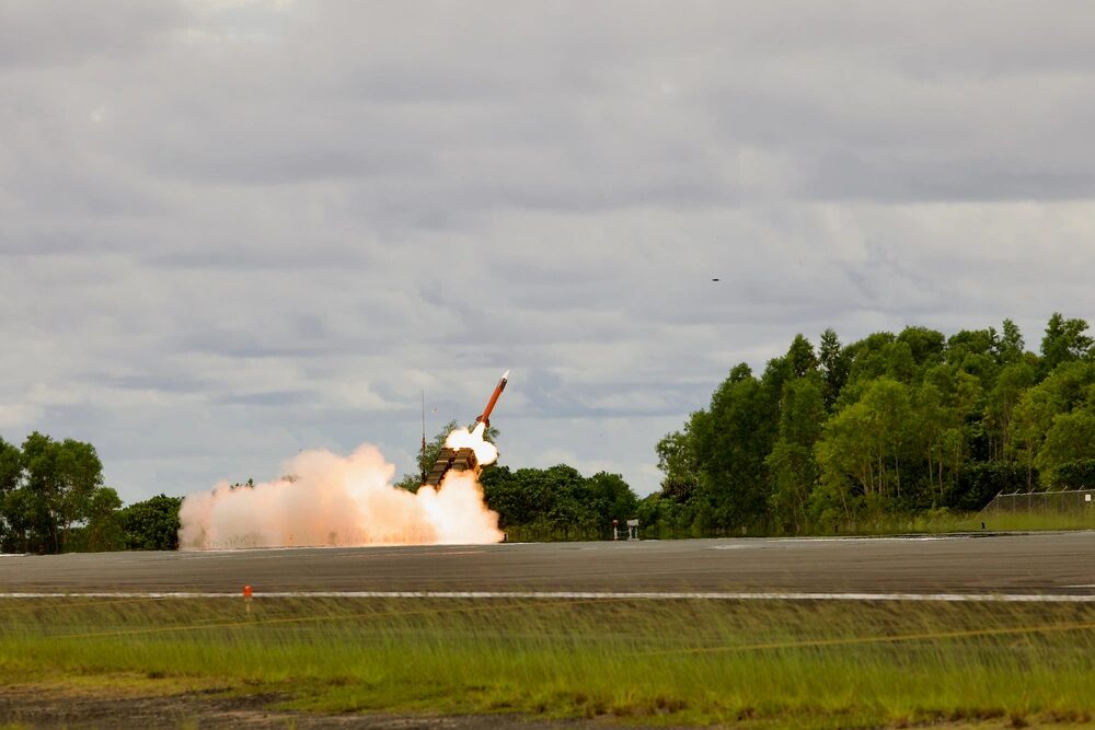 KOROR, Palaos — Un misil interceptor Patriot Advanced Capability 2 es lanzado desde una Estación de Lanzamiento M903 Patriot asignada a la Batería D, 1.er Batallón, 1.er Regimiento de Artillería de Defensa Aérea durante la parte de fuego real del ejercicio Tenacious Archer 25 el 19 de agosto de 2025. (Foto del Ejército de los EE. UU. por el Capitán Frank Spatt)