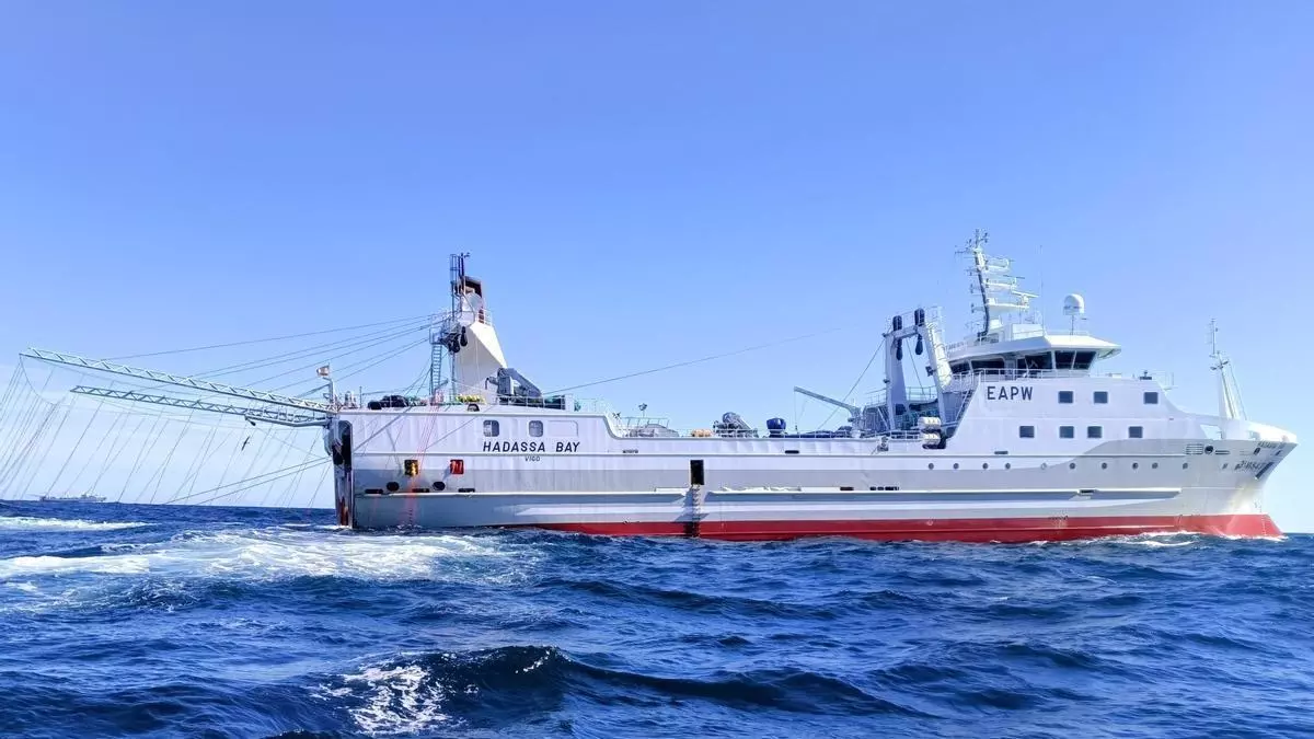 El arrastrero «Hadassa Bay» trabajando en el caladero de Malvinas / Malvinas FishOps