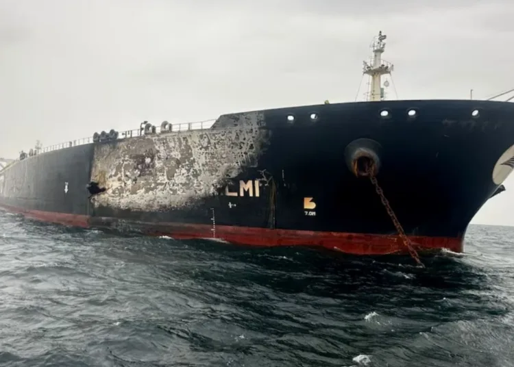 Petrolero destruido en el estrecho de Ormuz