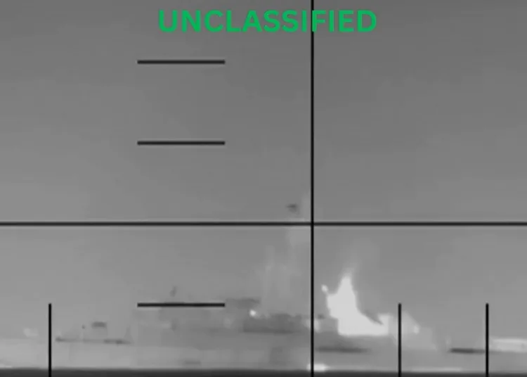 Captura de pantalla del video difundido por la Secretaria de Defensa de EE.UU. al ataque al fragata iraní IRIS Dena