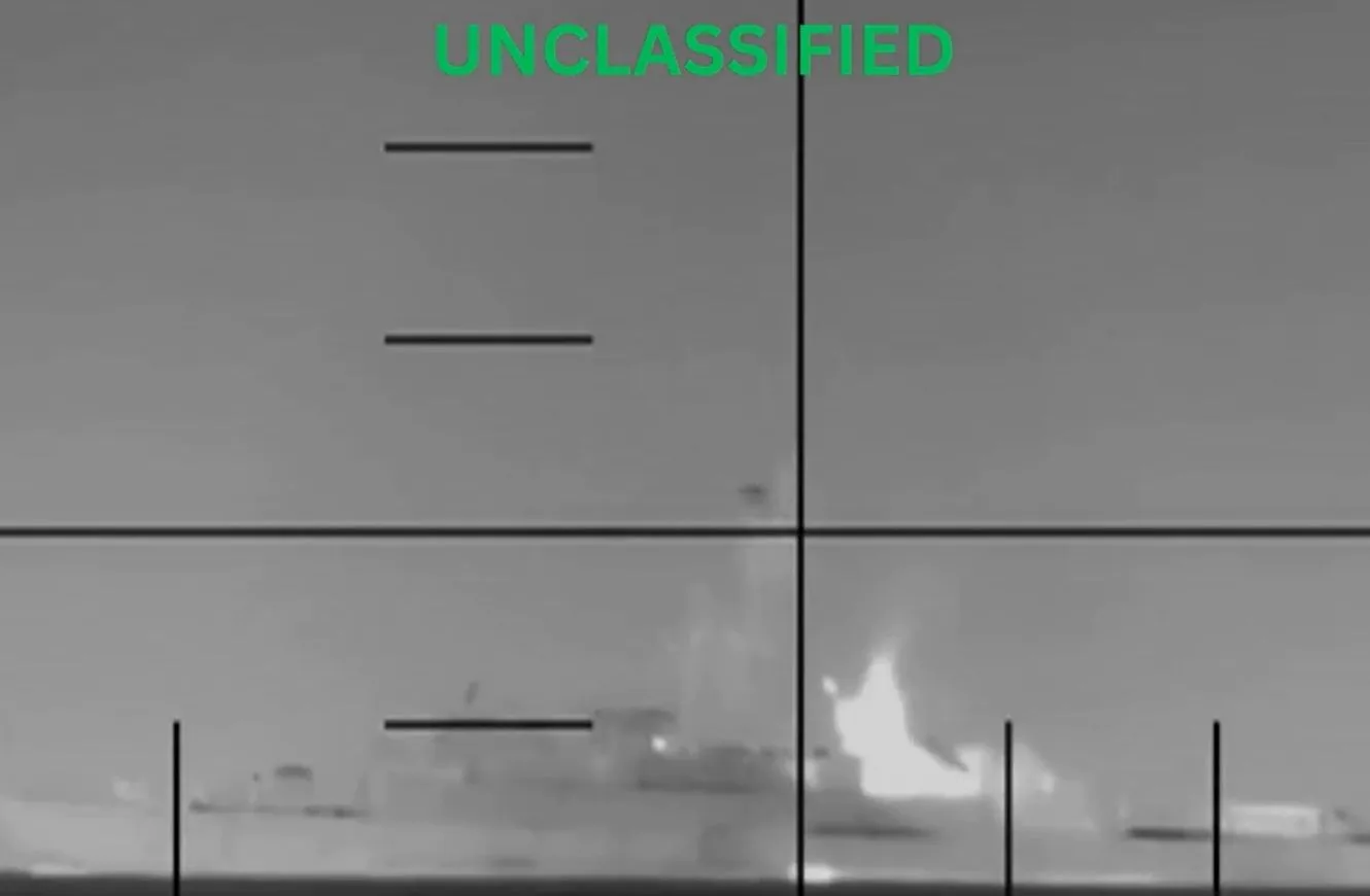 Captura de pantalla del video difundido por la Secretaria de Defensa de EE.UU. al ataque al fragata iraní IRIS Dena