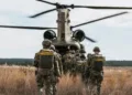 Paracaidistas estadounidenses asignados al 1.er Equipo de Combate de Brigada, 82.ª División Aerotransportada, llevan a cabo una operación aerotransportada desde un CH-47 Chinook en la Zona de Lanzamiento Sicily, Fort Bragg, Carolina del Norte, el 12 de febrero de 2026. (Foto del Ejército de los EE. UU. por el Capitán Alvin Cade Jr.)
