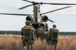 Paracaidistas estadounidenses asignados al 1.er Equipo de Combate de Brigada, 82.ª División Aerotransportada, llevan a cabo una operación aerotransportada desde un CH-47 Chinook en la Zona de Lanzamiento Sicily, Fort Bragg, Carolina del Norte, el 12 de febrero de 2026. (Foto del Ejército de los EE. UU. por el Capitán Alvin Cade Jr.)