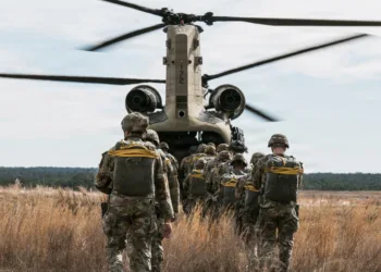 Paracaidistas estadounidenses asignados al 1.er Equipo de Combate de Brigada, 82.ª División Aerotransportada, llevan a cabo una operación aerotransportada desde un CH-47 Chinook en la Zona de Lanzamiento Sicily, Fort Bragg, Carolina del Norte, el 12 de febrero de 2026. (Foto del Ejército de los EE. UU. por el Capitán Alvin Cade Jr.)