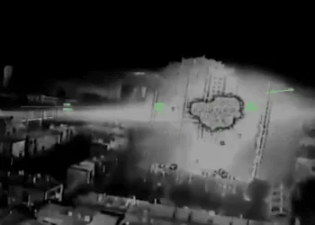 Las imágenes de seguimiento térmico captan el momento en que un dron ucraniano FP-2 fija como objetivo un puesto de mando de las fuerzas especiales del FSB ruso en Donetsk, actualmente bajo ocupación temporal. Créditos: Robert «Magyar» Brovdi, comandante de las Fuerzas de Sistemas No Tripulados de las Fuerzas Armadas de Ucrania.