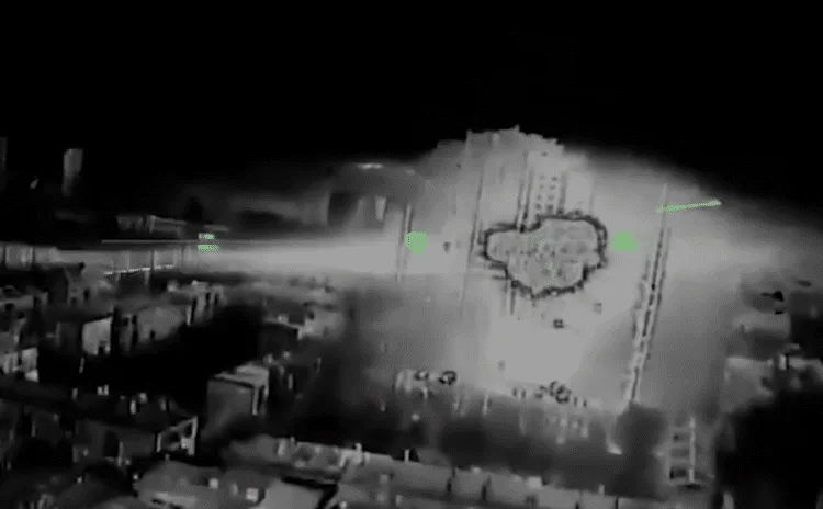 Las imágenes de seguimiento térmico captan el momento en que un dron ucraniano FP-2 fija como objetivo un puesto de mando de las fuerzas especiales del FSB ruso en Donetsk, actualmente bajo ocupación temporal. Créditos: Robert «Magyar» Brovdi, comandante de las Fuerzas de Sistemas No Tripulados de las Fuerzas Armadas de Ucrania.