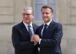 El presidente francés Emmanuel Macron recibe al primer ministro británico Keir Starmer para un almuerzo en el Palacio del Elíseo antes de una videoconferencia con alrededor de 40 países dispuestos a contribuir a la misión multilateral defensiva para restablecer la libertad de navegación en el Estrecho de Ormuz cuando las condiciones de seguridad lo permitan, en París, Francia, 17 de abril de 2026. Créditos: REUTERS/Benoit Tessier.