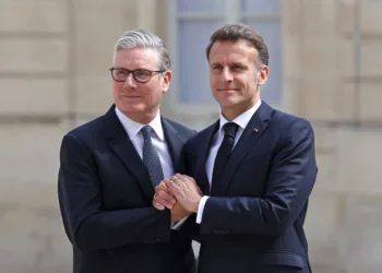 El presidente francés Emmanuel Macron recibe al primer ministro británico Keir Starmer para un almuerzo en el Palacio del Elíseo antes de una videoconferencia con alrededor de 40 países dispuestos a contribuir a la misión multilateral defensiva para restablecer la libertad de navegación en el Estrecho de Ormuz cuando las condiciones de seguridad lo permitan, en París, Francia, 17 de abril de 2026. Créditos: REUTERS/Benoit Tessier.